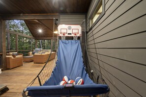 Basketball arcade on the deck
