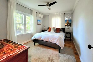 Bedroom | Queen Bed