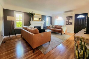 Living Room | Free WiFi (95 Mbps) | Electric Fireplace | Smart TV