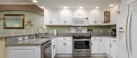 Spacious Fully Equipped Kitchen 