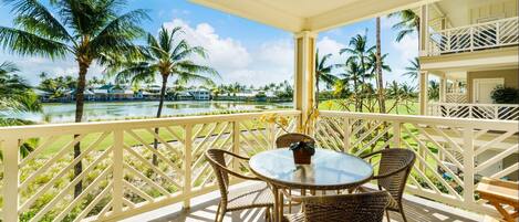 Golf course and reservoir front lanai with seating