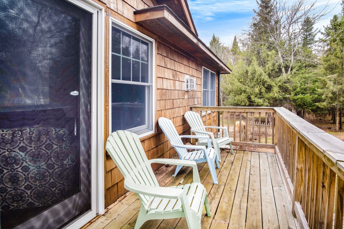 Stylish above-garage condo with WiFi, electric fireplace & balcony