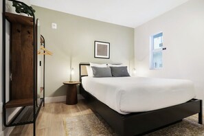 Bedroom (Queen)
