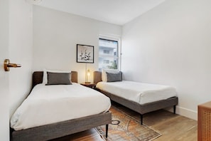 Bedroom 2 (1 Queen or 2 Twins)
