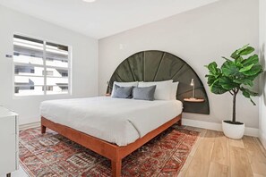 Bedroom 1 (King)