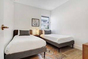 Bedroom 2 (1 Queen or 2 Twins)