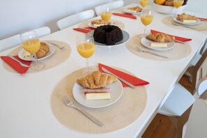 Have a delicious breakfast in the early morning to have time to visit all corners of Porto