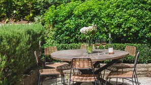 Dine al fresco in the charming cottage garden