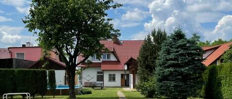 Cloud, Plant, Sky, Building, Property, Window, Tree, Land Lot, Grass, House