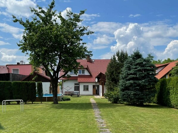 Wolke, Pflanze, Himmel, Gebäude, Eigentum, Fenster, Baum, Grundstueck, Gras, Haus