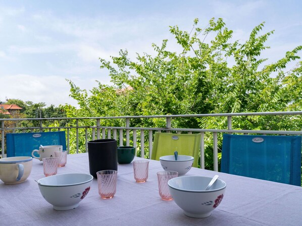 Sky, Daytime, Property, Plant, Blue, Botany, Azure, Tableware, Dishware, Interior Design