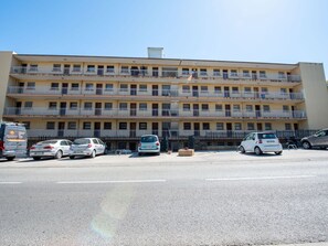 Car, Sky, Building, Window, Wheel, Vehicle, Urban Design, Road Surface, House, Residential Area
