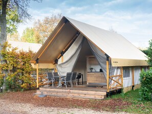 Ciel, Nuage, Plante, Bâtiment, Ombre, Arbre, Bois, Chalet, Paysage, Siding