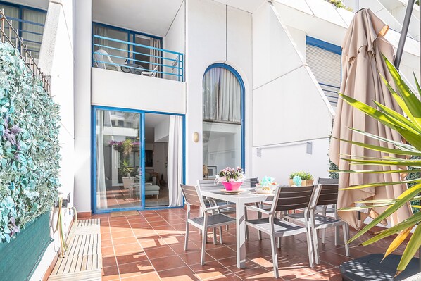 Groundfloor apartment with nice andalousian patio