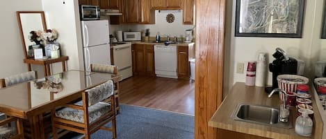Full Kitchen (Dishwasher, Disposal, Stove, Microwave, Fridge, and Cookware