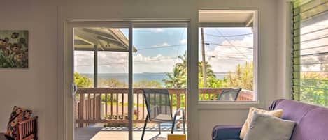 Hilo Vacation Rental | 2BR | 1.5BA | 955 Sq Ft | Top-Floor Apartment via Stairs