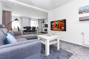Wohnraum mit integrierter Küche