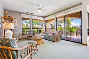 Living room with Hawaii features