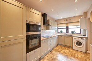 Wood Street Cottage, Barnard Castle - Host & Stay