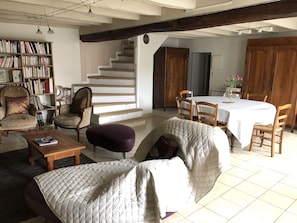 Salon et salle Ă manger. Table extensible avec rallonge.
