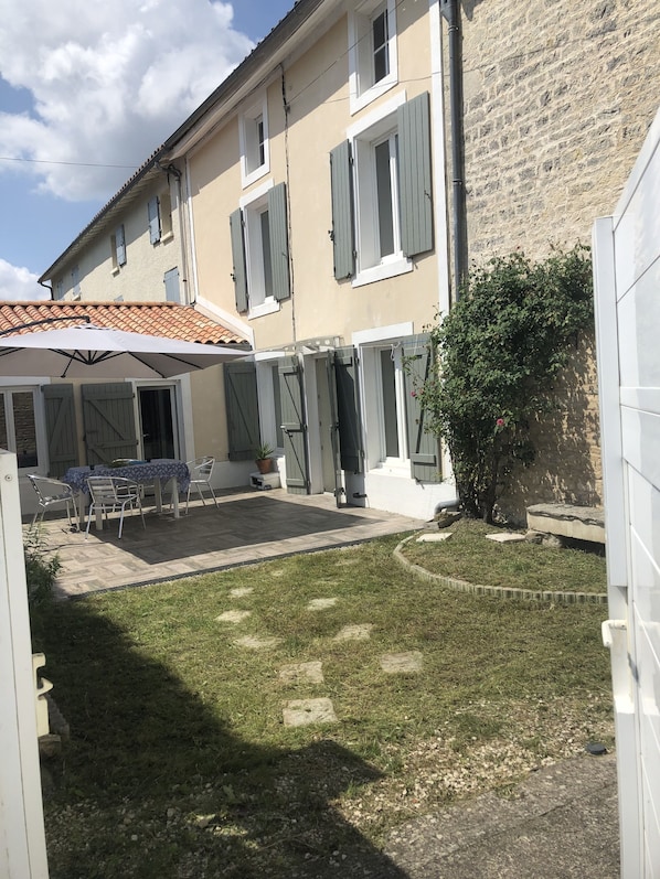 AccĂšs terrasse piĂšce principale et partie cuisine.