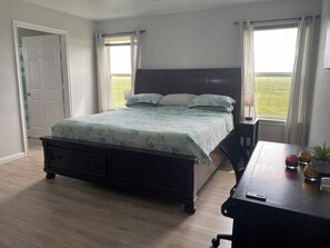 King bed-master bedroom with en suite bathroom