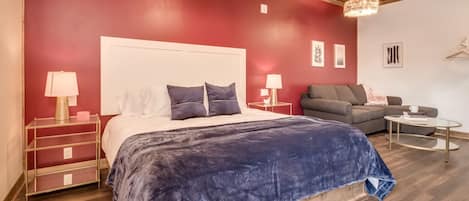 "Contactless check-in went smoothly. The room was clean and the furnishings were great! Lovely location with easy walking to restaurants and the Mississippi River. Highly recommend!" Review GIllian S.