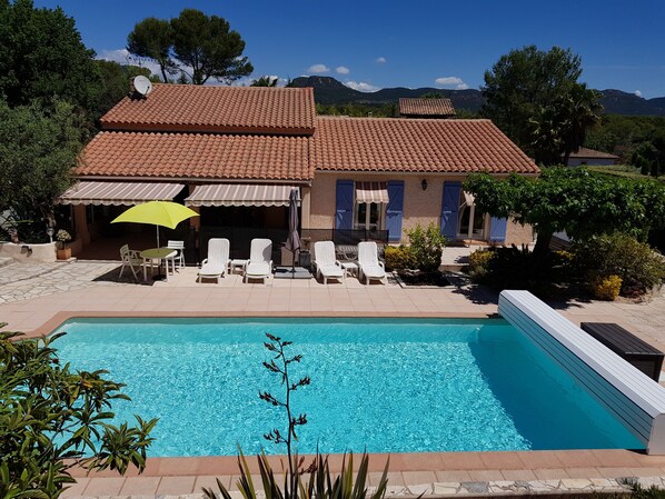 Vue terrasse et piscine