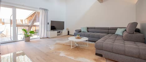 Wohnzimmer mit 55" 4K Smart TV incl. Soundbar, großer Couch u. Zugang zu Terasse