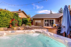 Modern 8-person hot tub