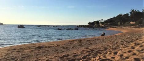 Plage de sable à 100m de la maison