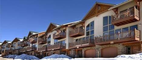 Beautiful townhomes and a blue sky in winter! Walk to the lifts.