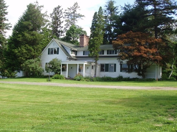 Stunning 5 bed/3.5 bath country house built in 1870s