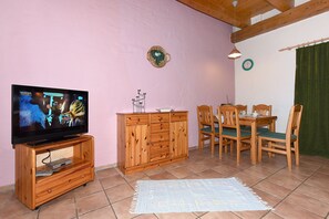 Wohnzimmer mit integriertem Küchenbereich