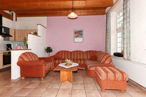 Wohnzimmer mit integriertem Küchenbereich