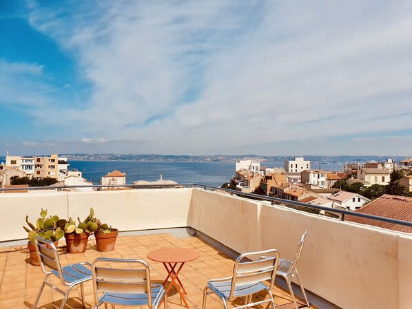 Toit terrasse vue panoramique sur la mer 