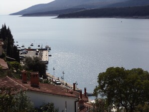 Balkonblick auf die Bucht von Rabac und den Hafen