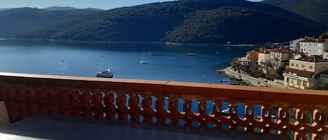 Balkonblick auf die Bucht von Rabac und den alten Ortskern