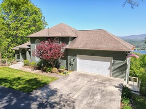 All paved roads up Eagles View Mountain to Black Bear Hideaway! Large garage!