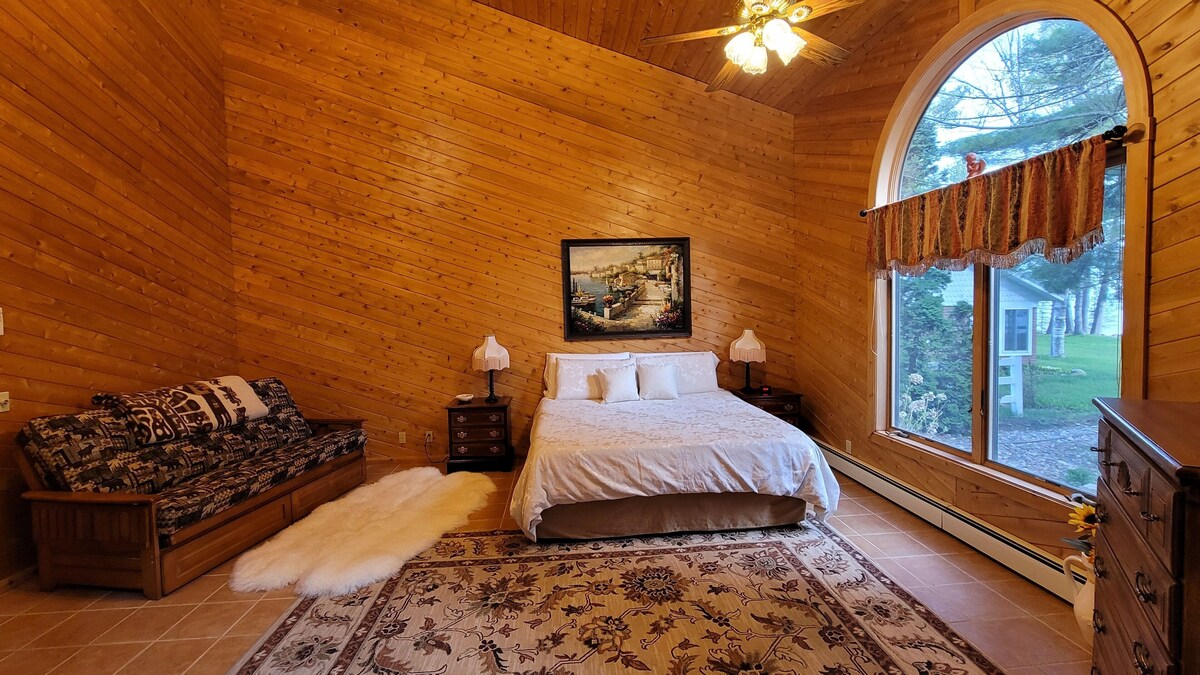 Waterfront! 3000+ sqft w/ Games, Hot Tub and Sauna!