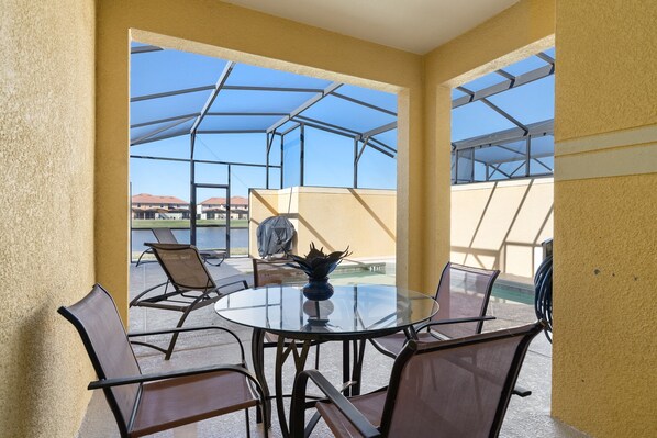 Imagine morning coffee or breakfast on the peaceful lanai w/no backyard neighbor