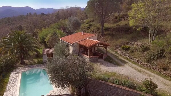 La piscine et le gîte