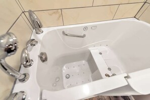 Bathroom #2 (Main Floor): Handicap Tub
