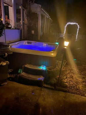 The hot tub overlooking the lake, a first-class 