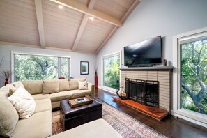 Living Room with fireplace 