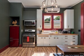 Full size kitchen with 5-burner gas range