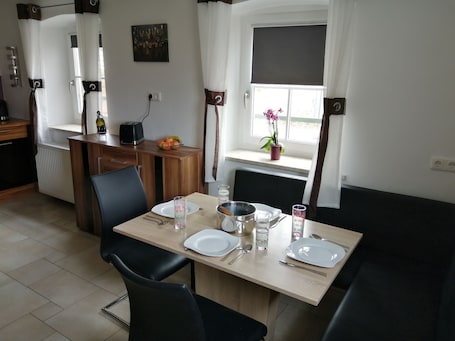 Ferienhaus 86 qm, 2 Schlafzimmer, Wohnzimmer mit Schlafcouch, Terrasse und Garten-Essbereich