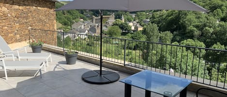 La terrasse avec vue sur Coupiac