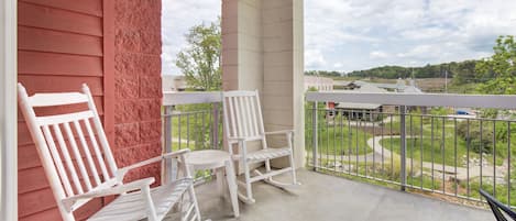 River View Condo Bear Crossing 302 - If you've been on the lookout for the perfect vacation rental, your search is over. Book this lovely condo today to experience the vacation of a lifetime!