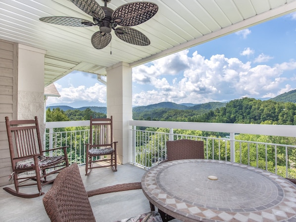 Pure Bliss - The only drawback to staying at Absolute Delight Whispering Pines 553 is that you may never want to leave these mountain views!